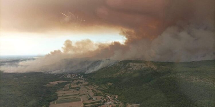 Fiamme con due inneschi. Riapre strada del Vallone