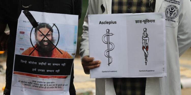 'Il fondatore di azienda Patanjali scredita medicina allopatica'