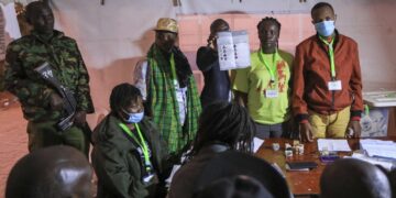 Odinga sorpassa Ruto solo di 5.000 voti a 1/3 dello scrutinio