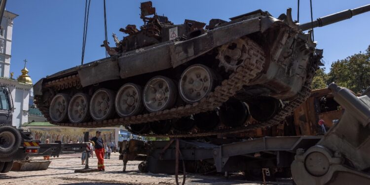 I bimbi si fanno fotografare sui tank