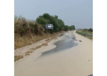 Strade allagate e detriti su carreggiata