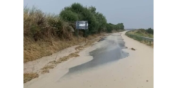 Strade allagate e detriti su carreggiata