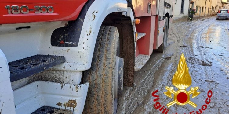 Pompieri a lavoro anche per vuotare da acqua spazi condominiali