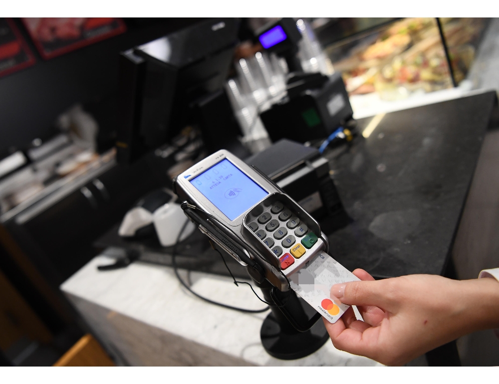 Aveva usato carte di credito e spostato i punti del supermarket