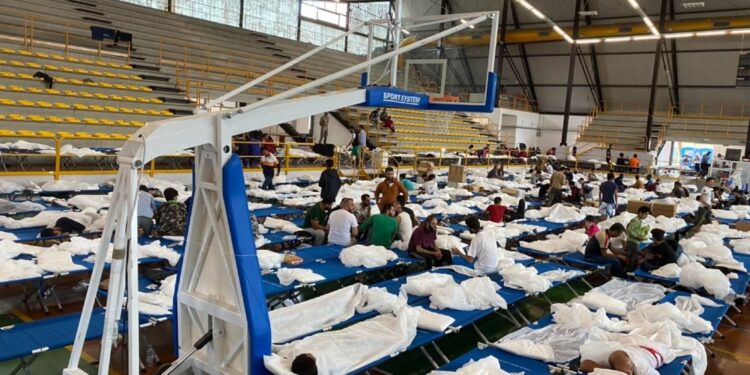 Anche beni prima necessità per circa 500 sbarcati ieri