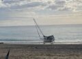 Barca a vela arenata su spiaggia nella Locride