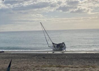 Barca a vela arenata su spiaggia nella Locride
