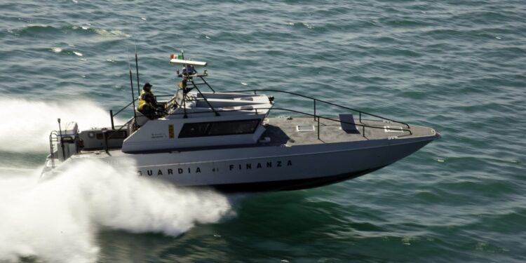 In barca a vela al largo Le Castella 12 minori non accompagnati