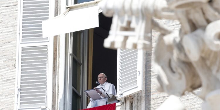 Pontefice all'Angelus auspica "convivenza rispettosa e pacifica"