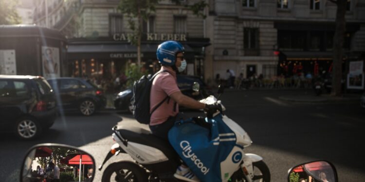 Dal 1 settembre scooter fermi a pagamento