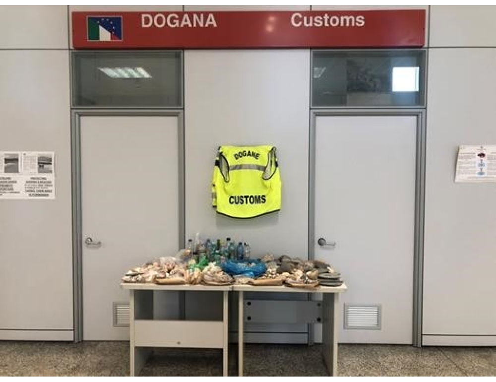 Spiagge sarde depredate: 22 kg sabbia e ciottoli nei bagagli