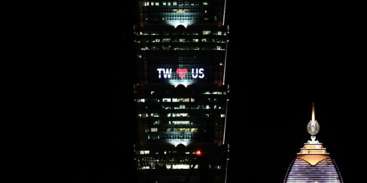 'Scritta luminosa Thank you' sul Taipei 101
