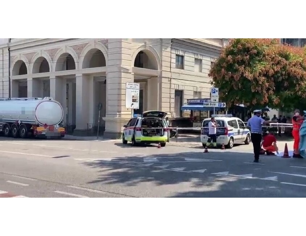 Travolto e ucciso da autocisterna a fermata bus,morto 21enne