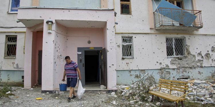 I missili russi hanno colpito edificio residenziale e dormitorio