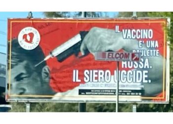 Un enorme cartellone nella strada di collegamento con Quartu