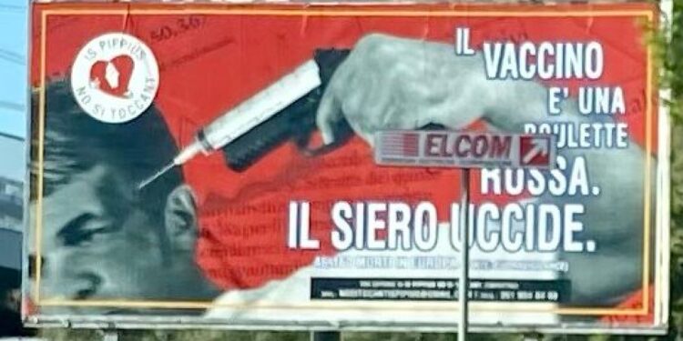 Un enorme cartellone nella strada di collegamento con Quartu