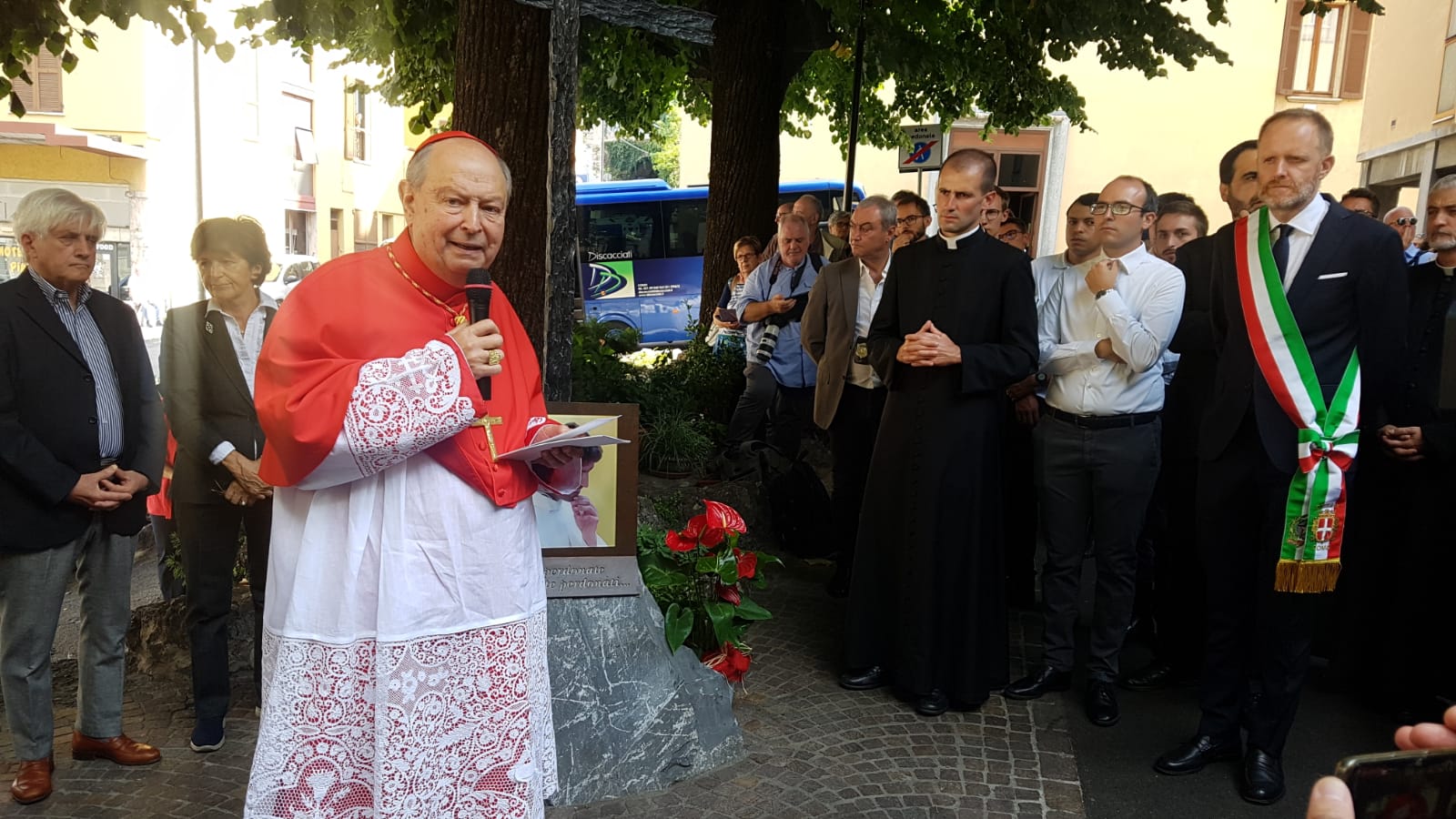 Il cardinale Cantoni sul luogo del martirio di don Roberto Malgesini