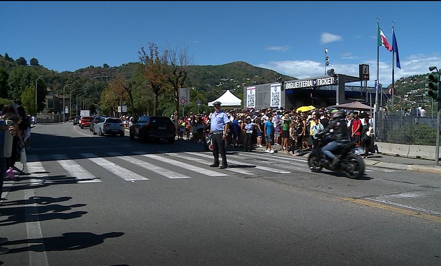 Code alla navigazione e folla in strada, rischio incidenti: interviene la polizia locale