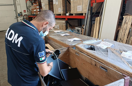 Traffico illecito di rifiuti intercettato tra Italia e Svizzera