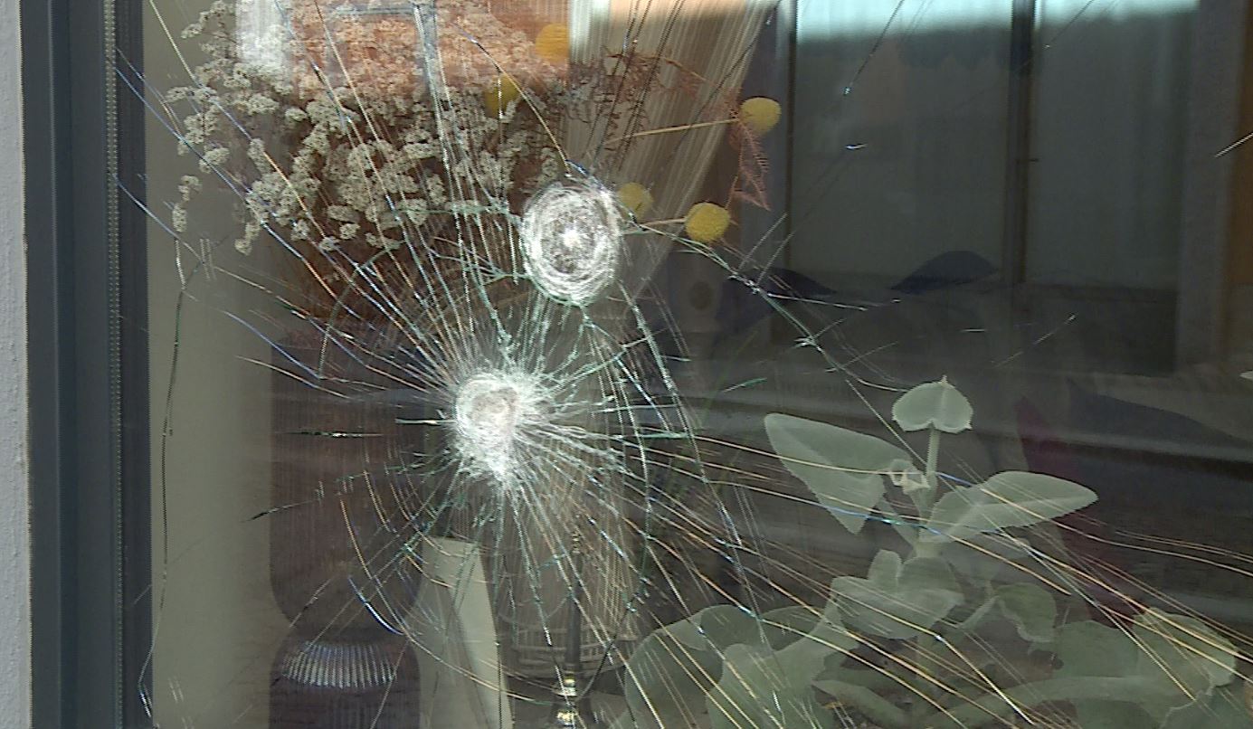 Sassi contro un albergo e le auto in sosta, denunciato 48enne