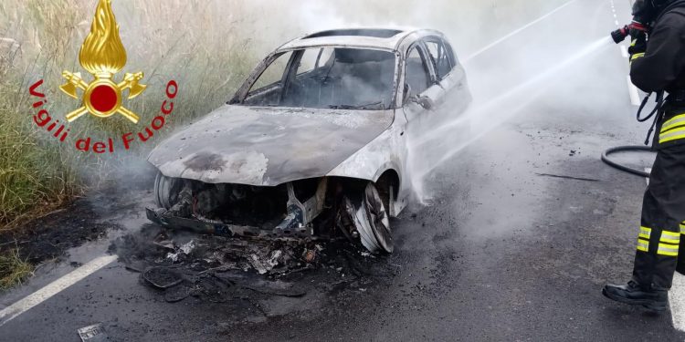 Incendio auto Fenegrò