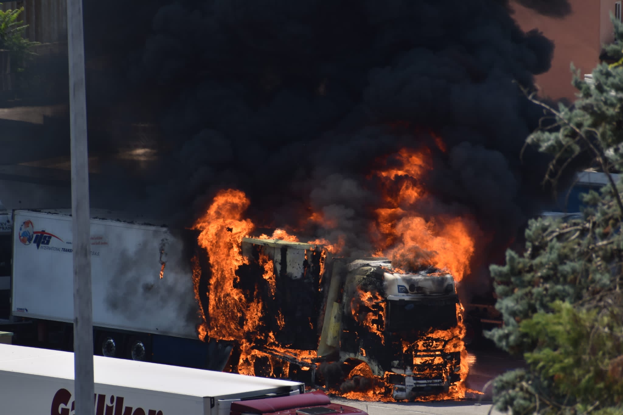 Le foto dei camion in fiamme. Fortunatamente non sono stati registrati feriti