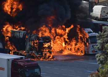 Una immagine dell'incendio (foto Giacomo Faccanoni)