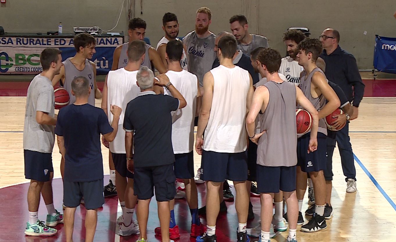 Basket Cantù, primo allenamento al Toto Caimi con coach Sacchetti