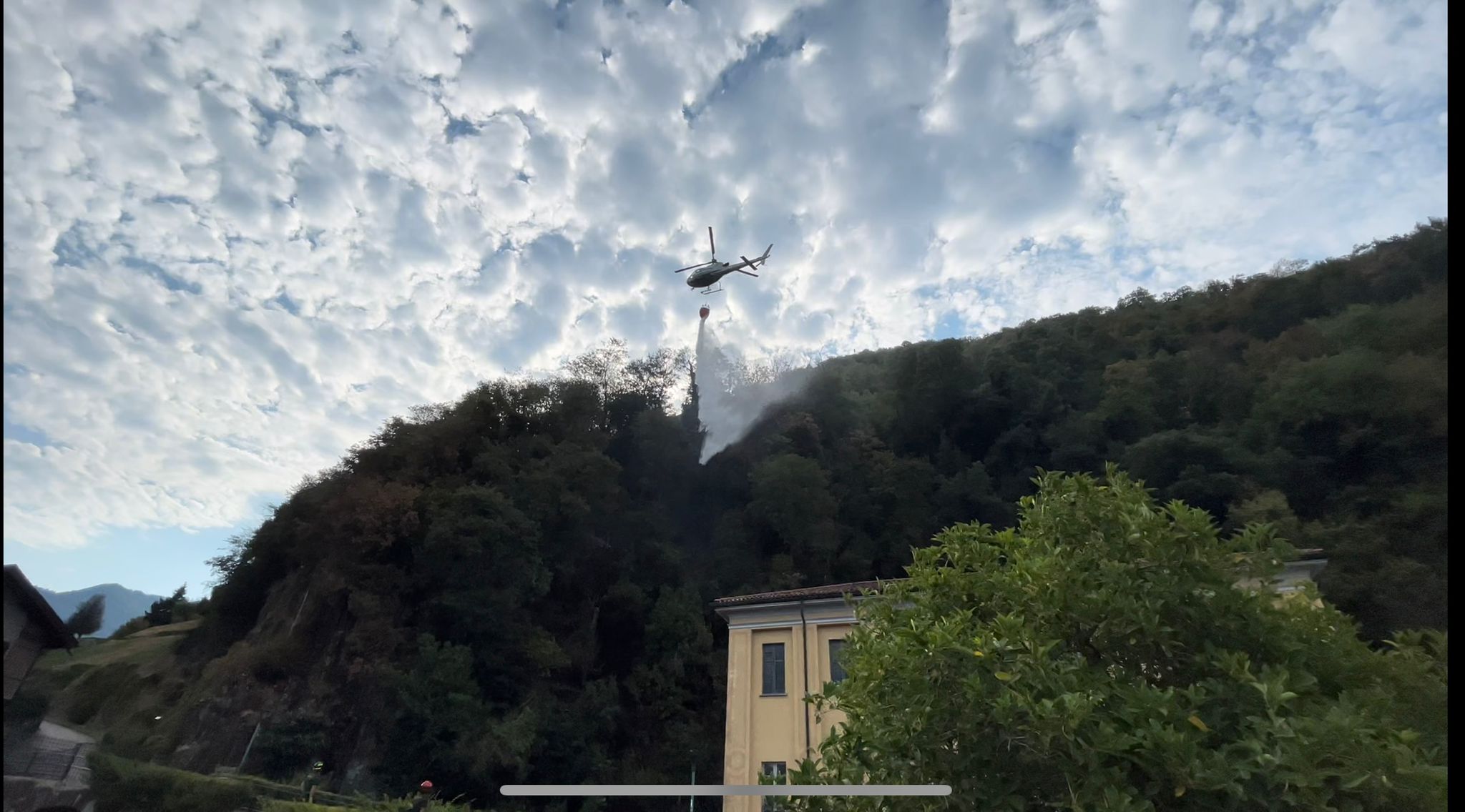Elicottero in viale Geno, si lavora ancora per spegnere le fiamme