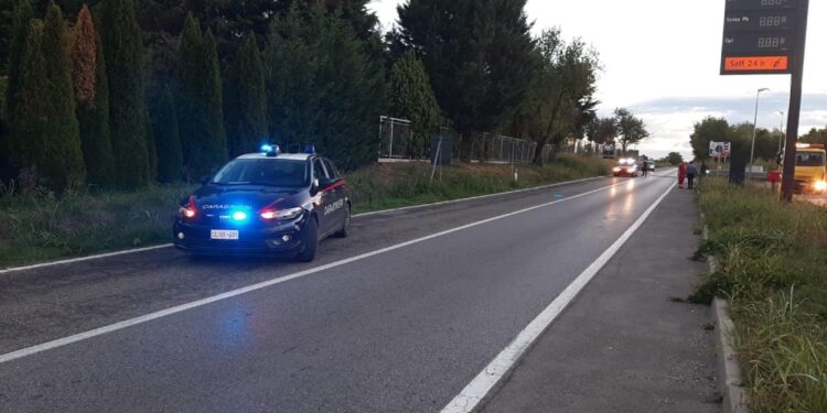 E' accaduto a Cambiano. Arrestato 29enne per omicidio stradale