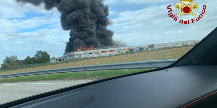 Nel Veneziano la colonna di fumo visibile da chilometri