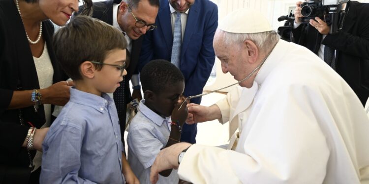 Da Francesco famiglia che ha accolto due piccoli dalla Nigeria