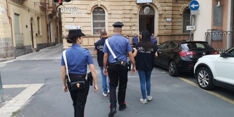 In nero assemblavano tubi a casa