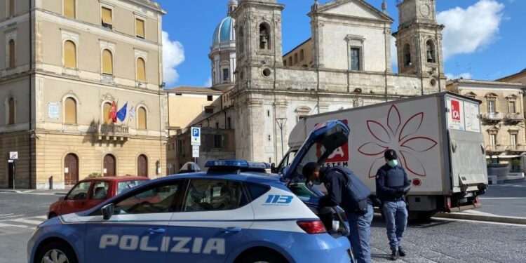 Organizzazione sfruttava bracianti stranieri pagati 4 euro l'ora