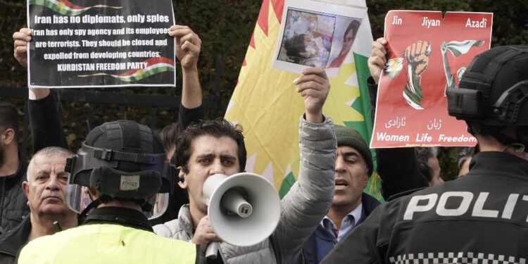 In solidarietà con le proteste dopo la morte di Mahsa Amini
