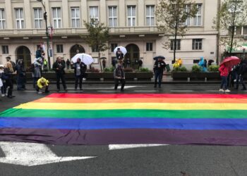 Percorso deviato dalla polizia. Diversi incidenti subito sedati