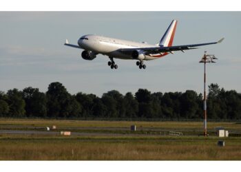 Volo di ritorno da Usa sbarca presidente a Nantes e sbaglia