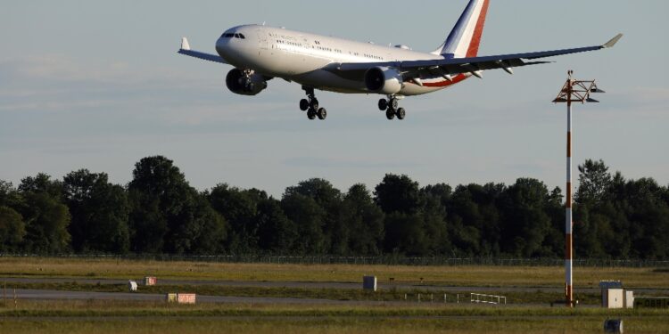 Volo di ritorno da Usa sbarca presidente a Nantes e sbaglia