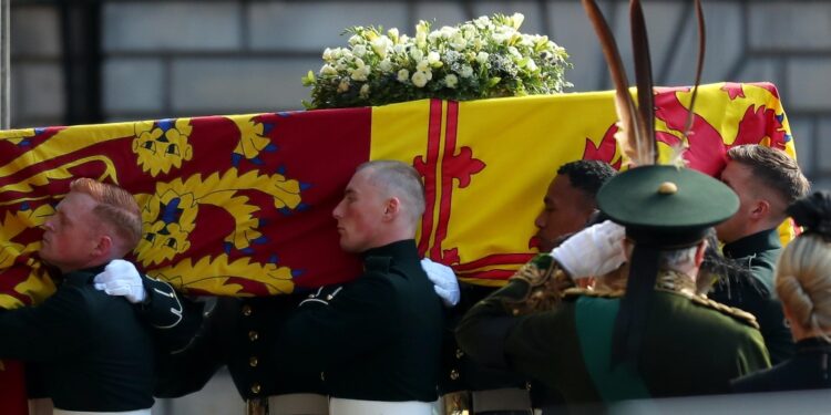 Elisabetta II torna per l'ultima volta a Buckingham Palace