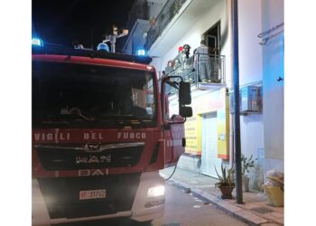 Corpo trovato dai vigili del fuoco dopo avere spento le fiamme