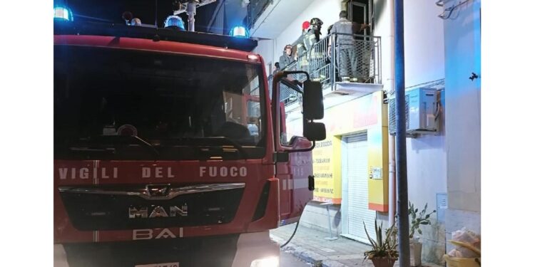 Corpo trovato dai vigili del fuoco dopo avere spento le fiamme