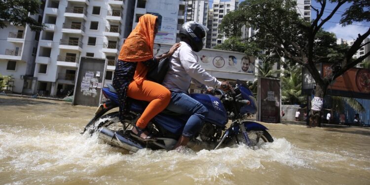 L'acqua ha sommerso vaste aree della capitale dell'informatica