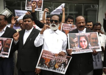 L'accusa: falsificazione documenti su violenze Gujarat del 2002
