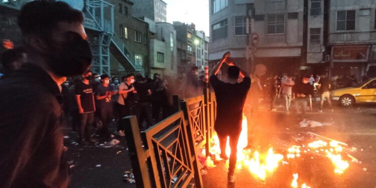 Undici morti bilancio proteste seguite alla morte della giovane