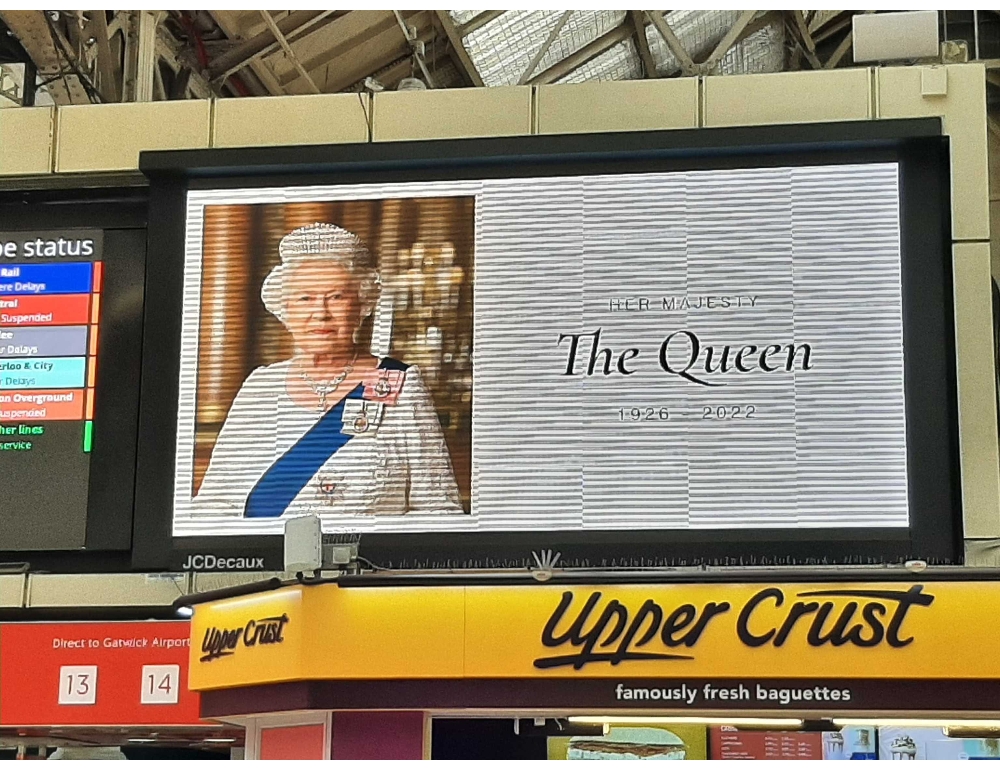 Le foto della Regina incorniciano strade e stazioni di Londra