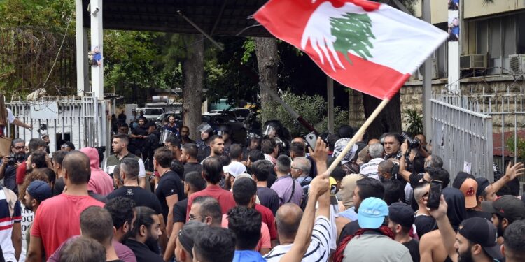 Proteste per approvazione parlamentare della legge di bilancio