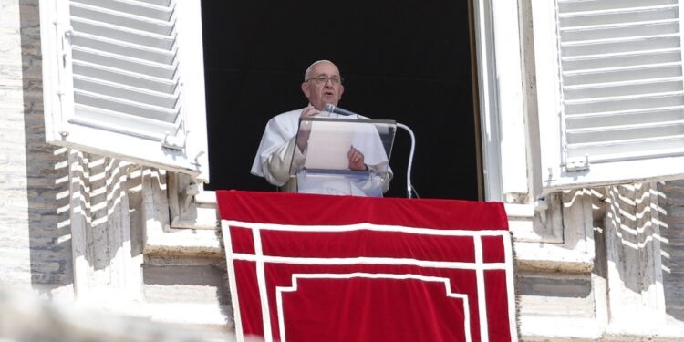 All'Angelus la preghiera per le vittime