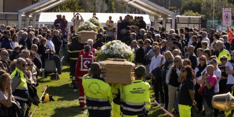 Comunità riunita a campo sportivo.Presente governatore Acquaroli