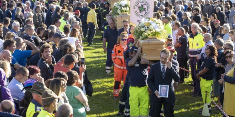 'Grazie del nostro piccolo infinito' dice dopo funerale