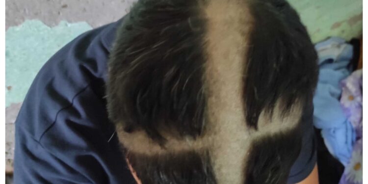 'La polizia taglia i capelli a forma di croce a un marocchino'